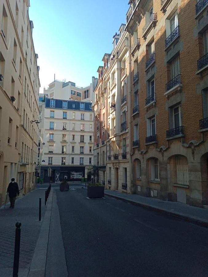 Petite Maison Avec Cour Dans Les Beaux Quartiers-Vous Faites Le Menage- Very Good Prices For T-H-E Location But You Have To Clea-N Th-E Flat Apartman Párizs Kültér fotó