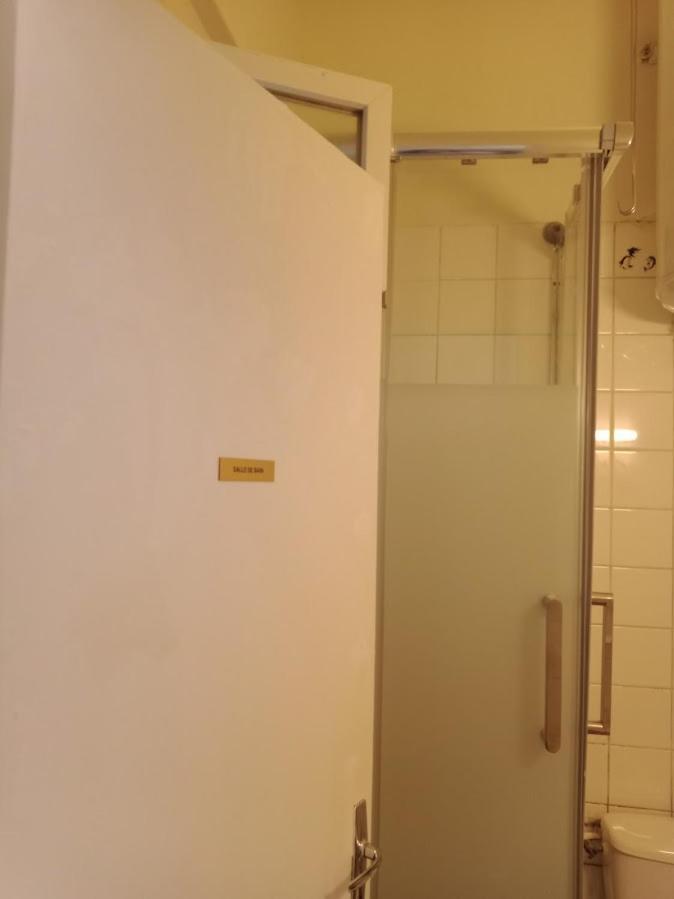 Petite Maison Avec Cour Dans Les Beaux Quartiers-Vous Faites Le Menage- Very Good Prices For T-H-E Location But You Have To Clea-N Th-E Flat Apartman Párizs Kültér fotó