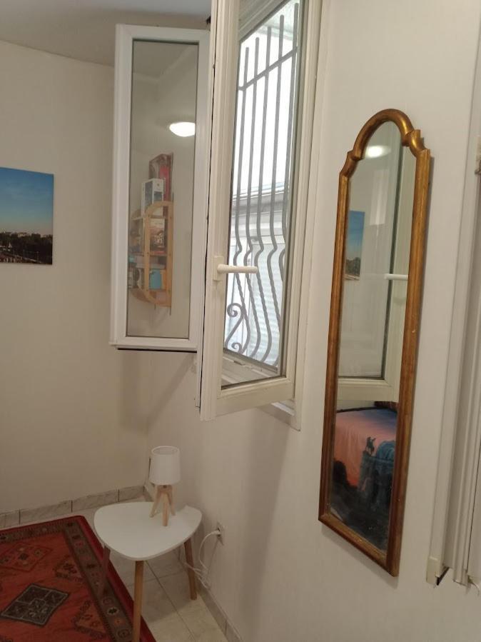 Petite Maison Avec Cour Dans Les Beaux Quartiers-Vous Faites Le Menage- Very Good Prices For T-H-E Location But You Have To Clea-N Th-E Flat Apartman Párizs Kültér fotó